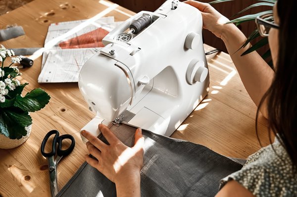 Machine à coudre pour débutant : comment faire son choix ?